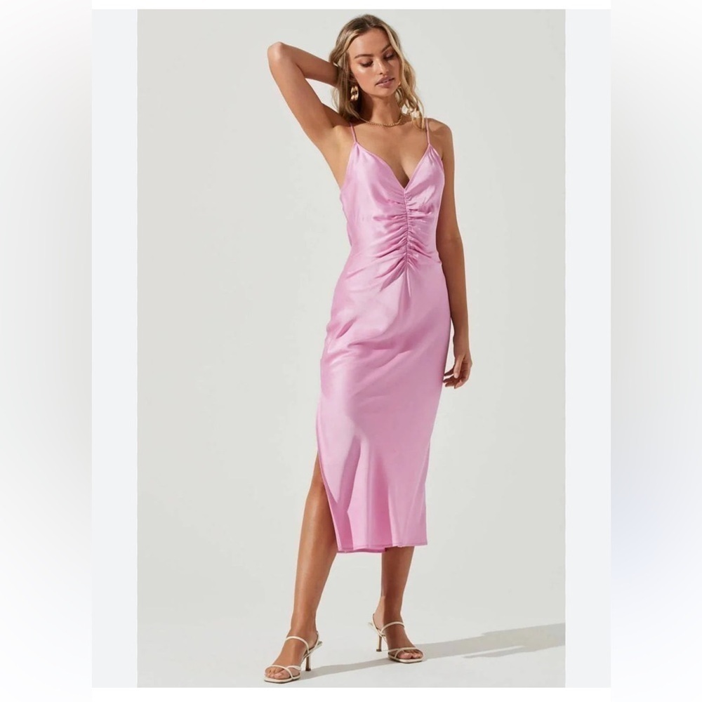 Astr the Label Valinda Ruched Front Midi Slip Dress
Baby Pink revolve Sz small